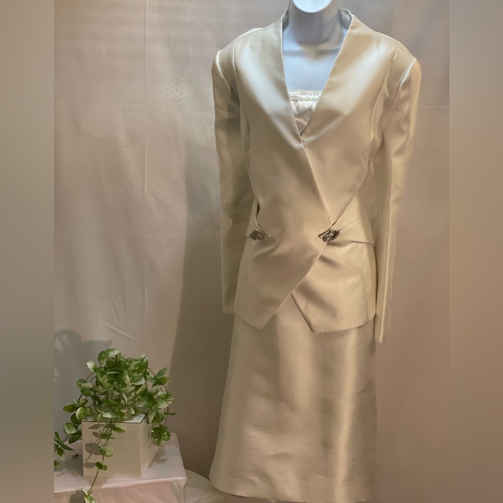 White 3PC Collarless Skirt Suit- Size 18